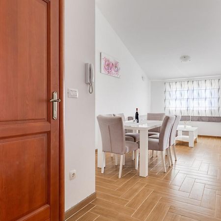 Apartmani Pocrnic Pakoštane エクステリア 写真