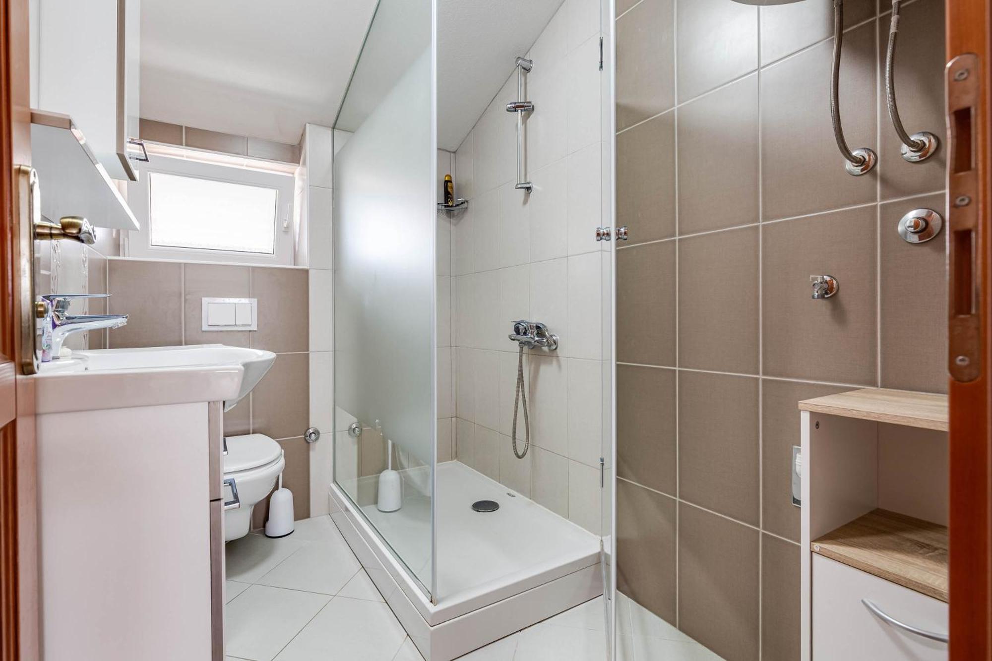 Apartmani Pocrnic Pakoštane エクステリア 写真