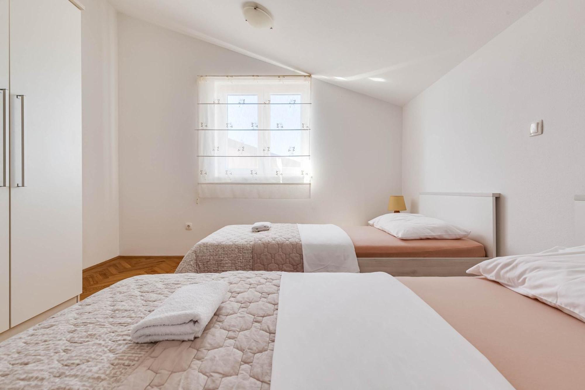Apartmani Pocrnic Pakoštane エクステリア 写真