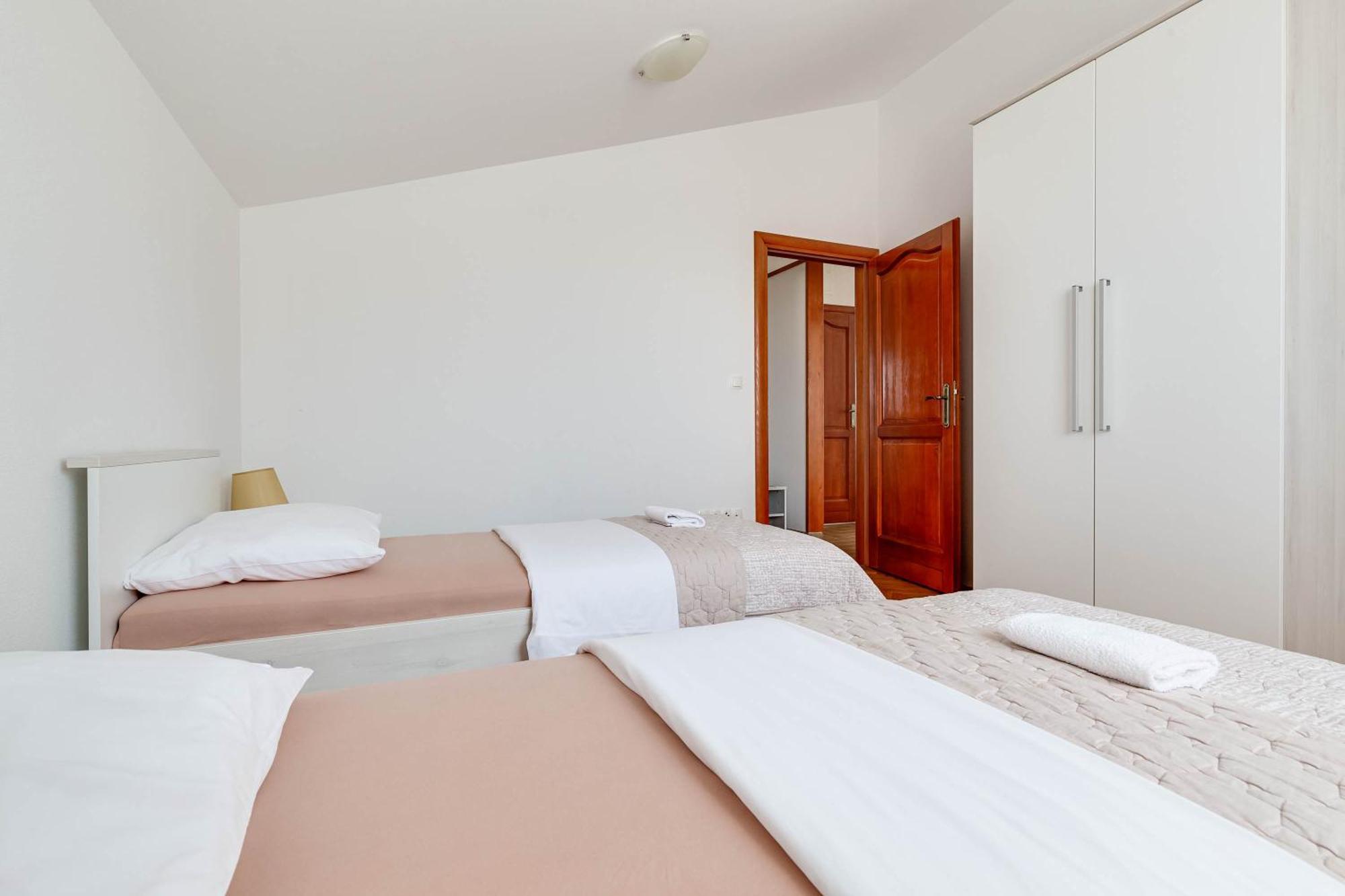 Apartmani Pocrnic Pakoštane エクステリア 写真