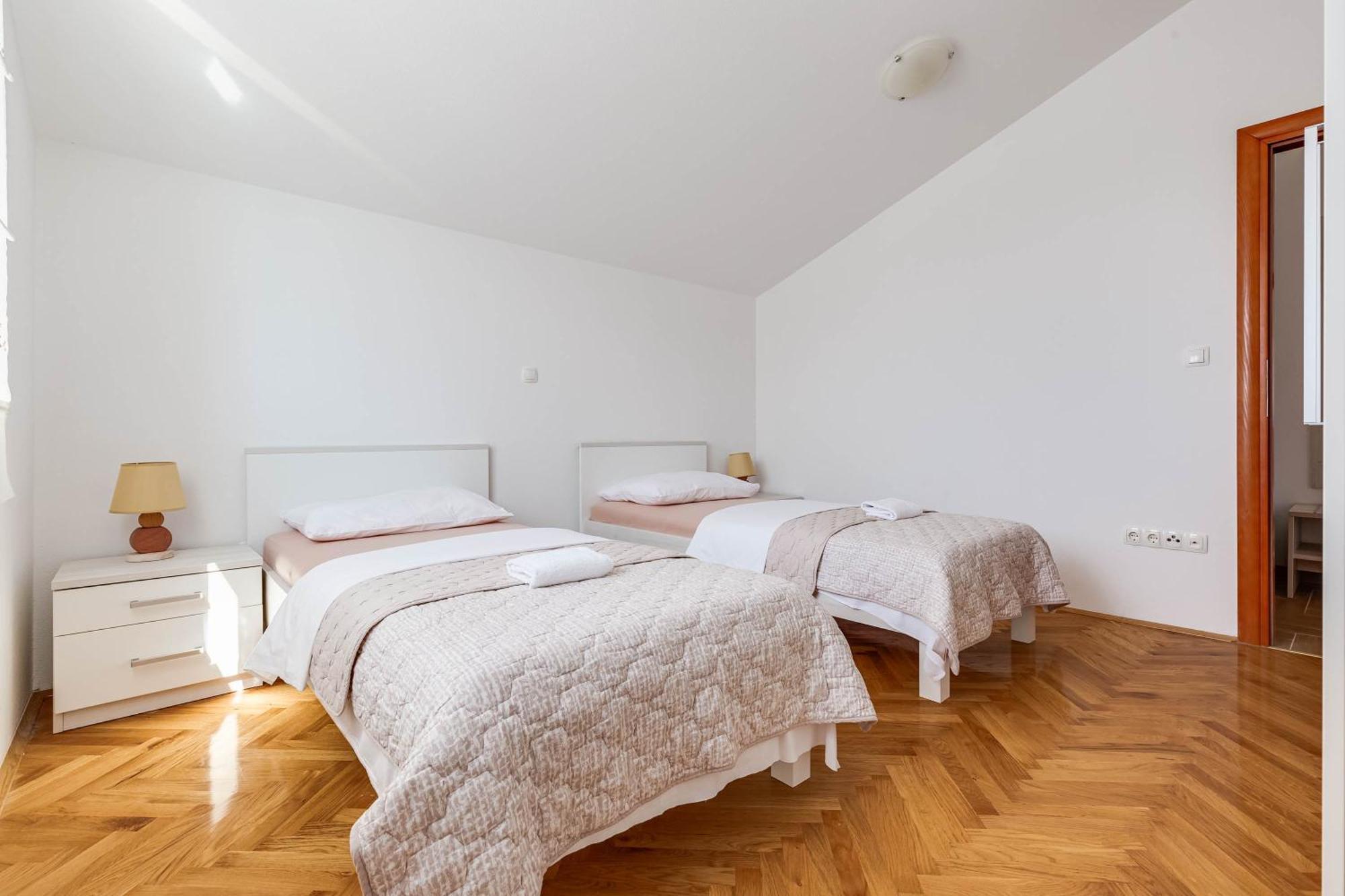 Apartmani Pocrnic Pakoštane エクステリア 写真