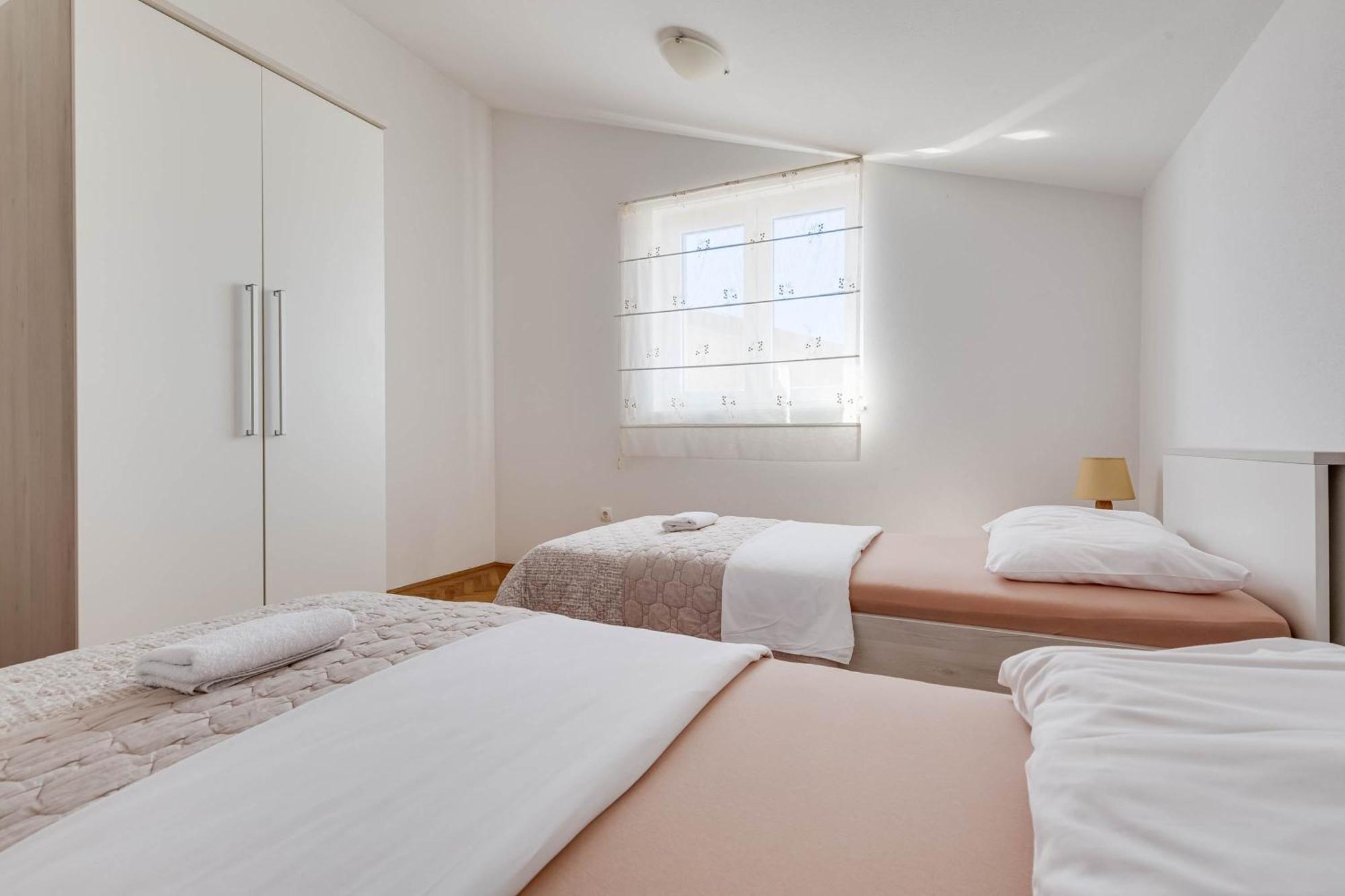 Apartmani Pocrnic Pakoštane エクステリア 写真
